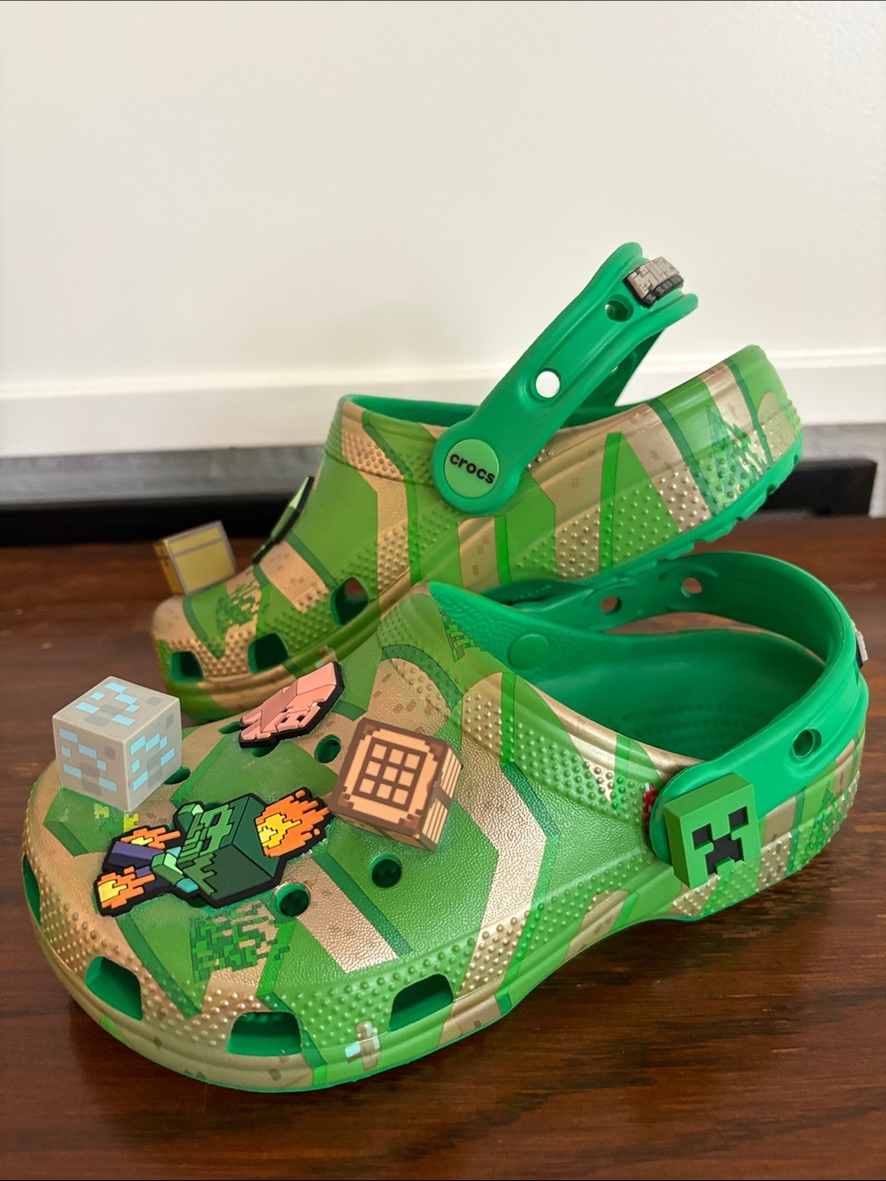 Crocs Minecraft Kids Size J1 Classic Clogs Green Tan Elevated Pixel Grass Block